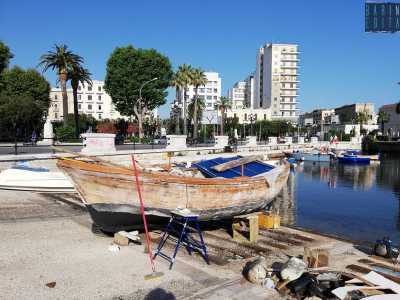 ...c�� chi ne approfitta per aggiustarle. Oggetto della riparazione � spesso la chiglia, ossia la trave sottostante allo scafo che unisce poppa e prua